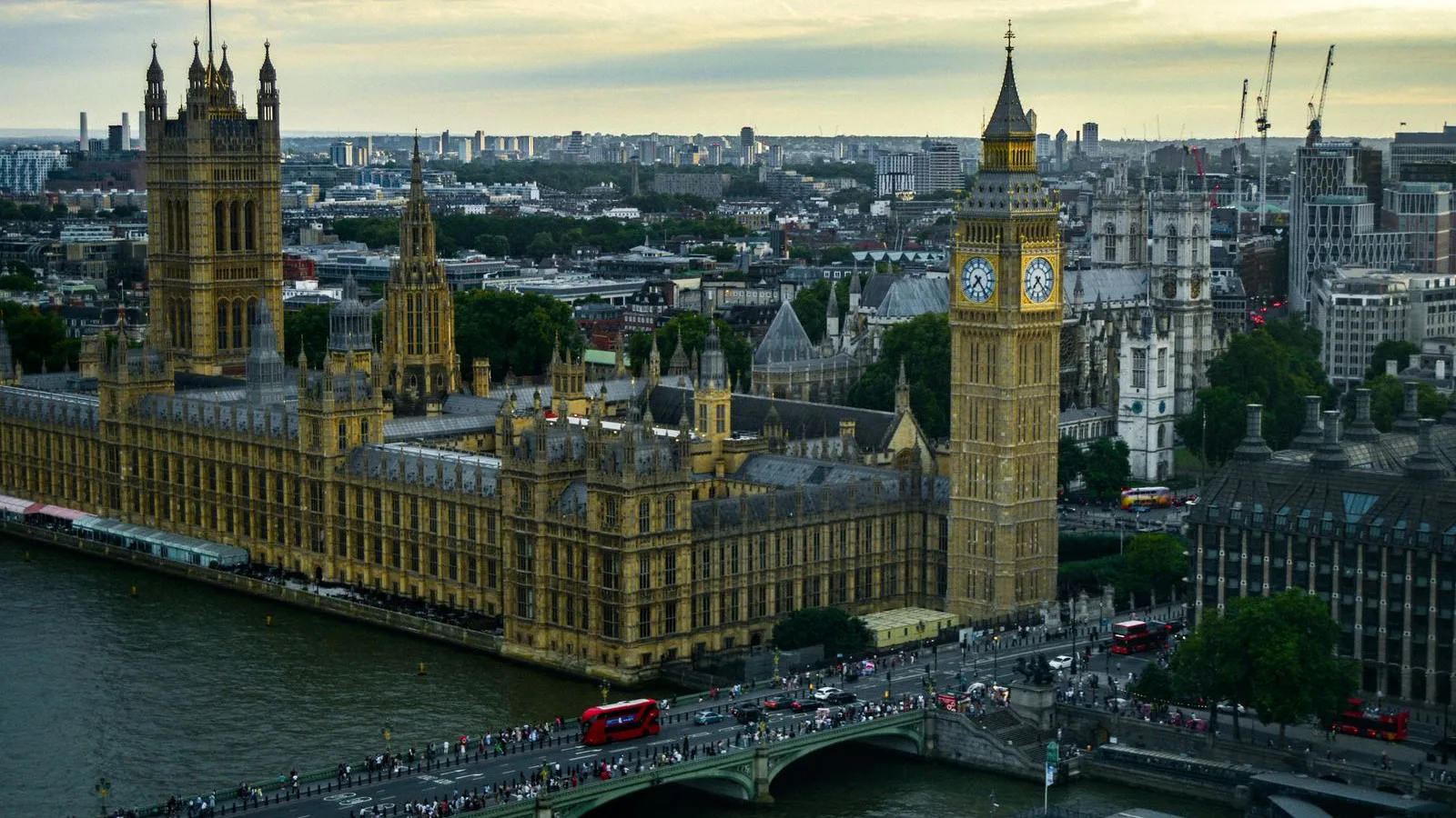 Aerial view of the Houses of Parliament, Big Ben and Westminster Bridge over the Thames in London at dusk — file stock photo, crowds on the bridge not identifiable